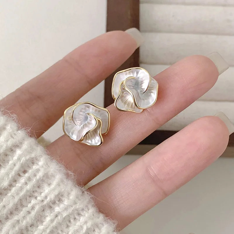 Bloem Stud Oorbellen Dames met Uniek Gevouwen Ontwerp en Meerdere Lagen voor Elegante Styling 1