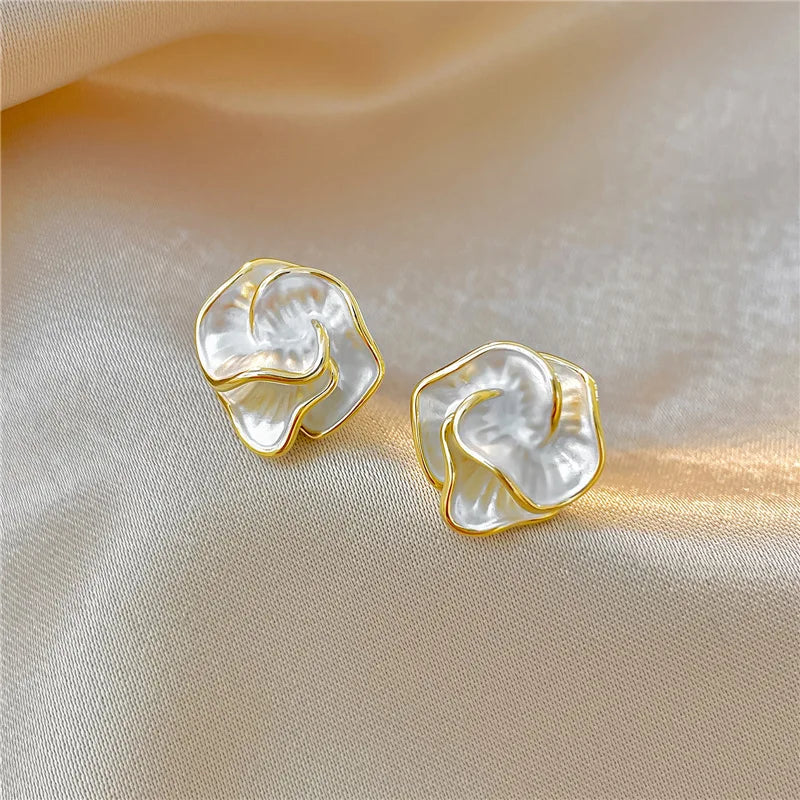 Bloem Stud Oorbellen Dames met Uniek Gevouwen Ontwerp en Meerdere Lagen voor Elegante Styling 4