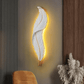 FeatherGlow Elegante Veer Wandlamp - Moderne verfijning aan de muur.