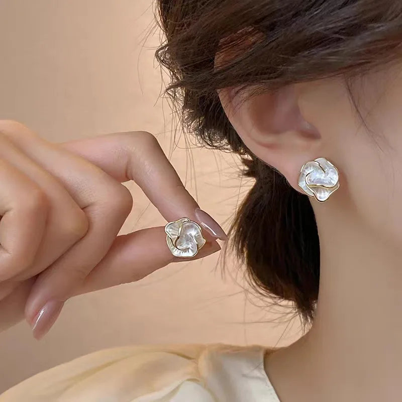 Bloem Stud Oorbellen Dames met Uniek Gevouwen Ontwerp en Meerdere Lagen voor Elegante Styling 5