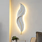 FeatherGlow Elegante Veer Wandlamp - Moderne verfijning aan de muur.