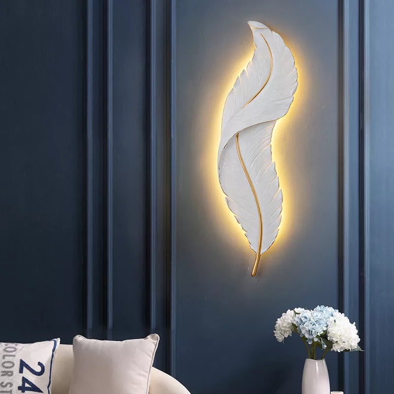 FeatherGlow Elegante Veer Wandlamp - Moderne verfijning aan de muur.